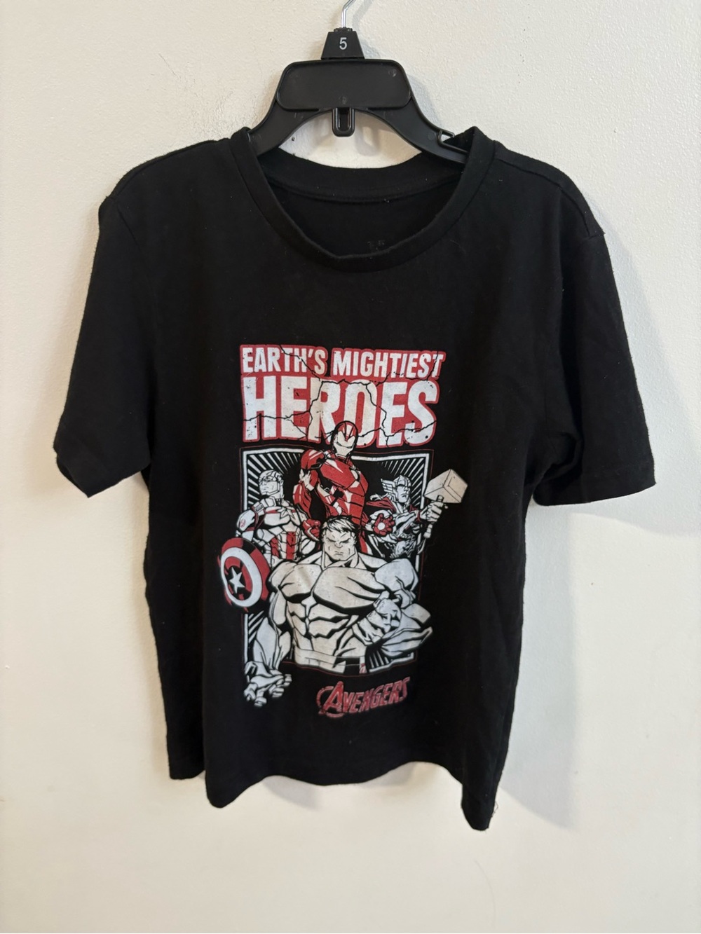 4/30$ Marvel Avengers ' Black 'Earth's Mightiest Heroes' Graphic Tee 6 years